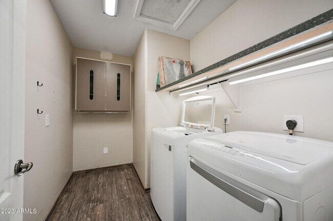 Building Photo - 3853 E Sabra Ln