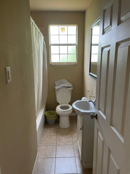 bathroom 2 - 1866 Minnesota St
