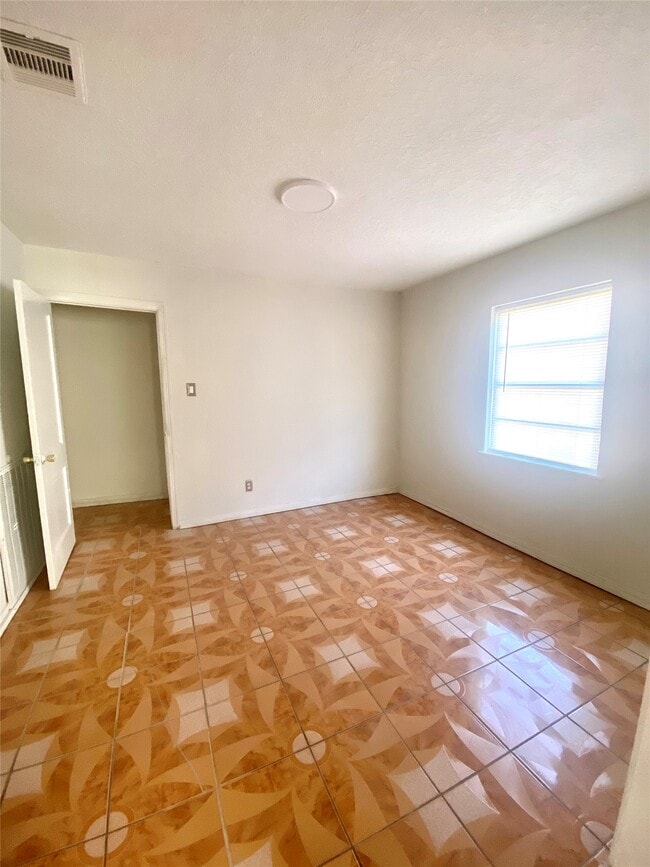 Building Photo - 6518 Linden St