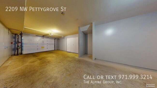 Building Photo - 2209 NW Pettygrove St