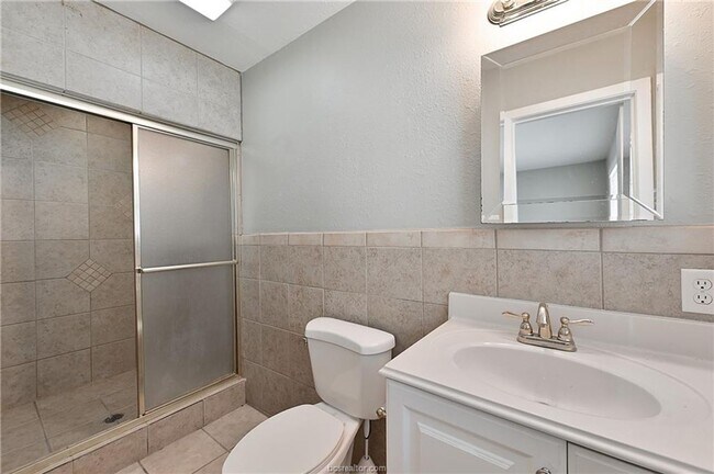 Building Photo - AUGUST PRE-LEASE!! 4 bed, 3 bath house on HUGE lot walking distance to Texas A&M!