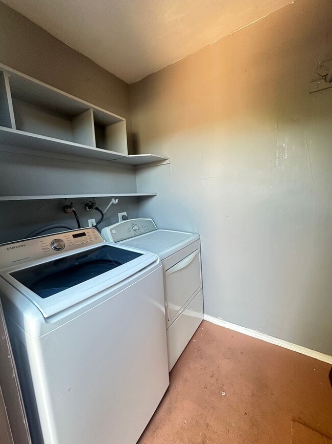 Building Photo - Spacious 3BR/2.5BA updated 2-story townhou...