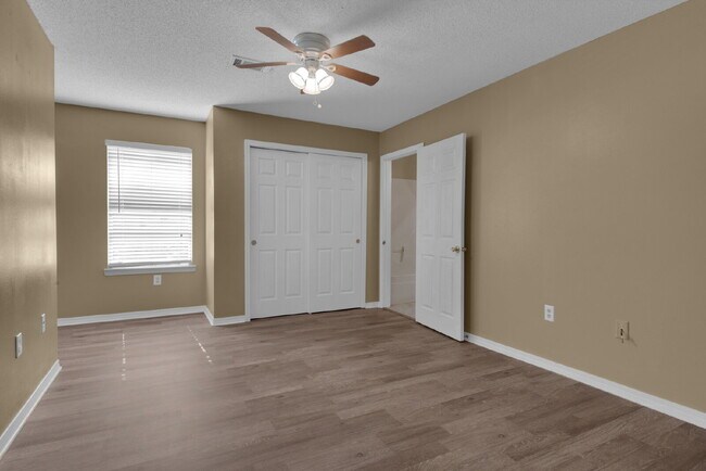 Building Photo - "Charming 3-Bed Townhouse Retreat with 2.5...