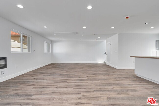 Building Photo - 11611 Burbank Blvd