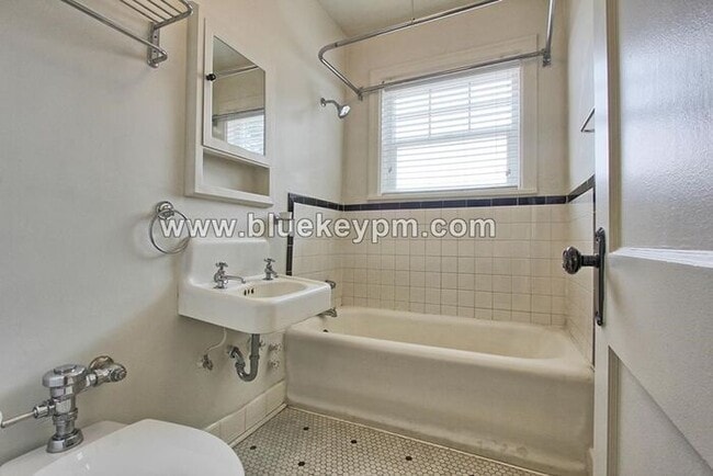 Building Photo - Pearl District Studio Condo in Historic Empress Hotel