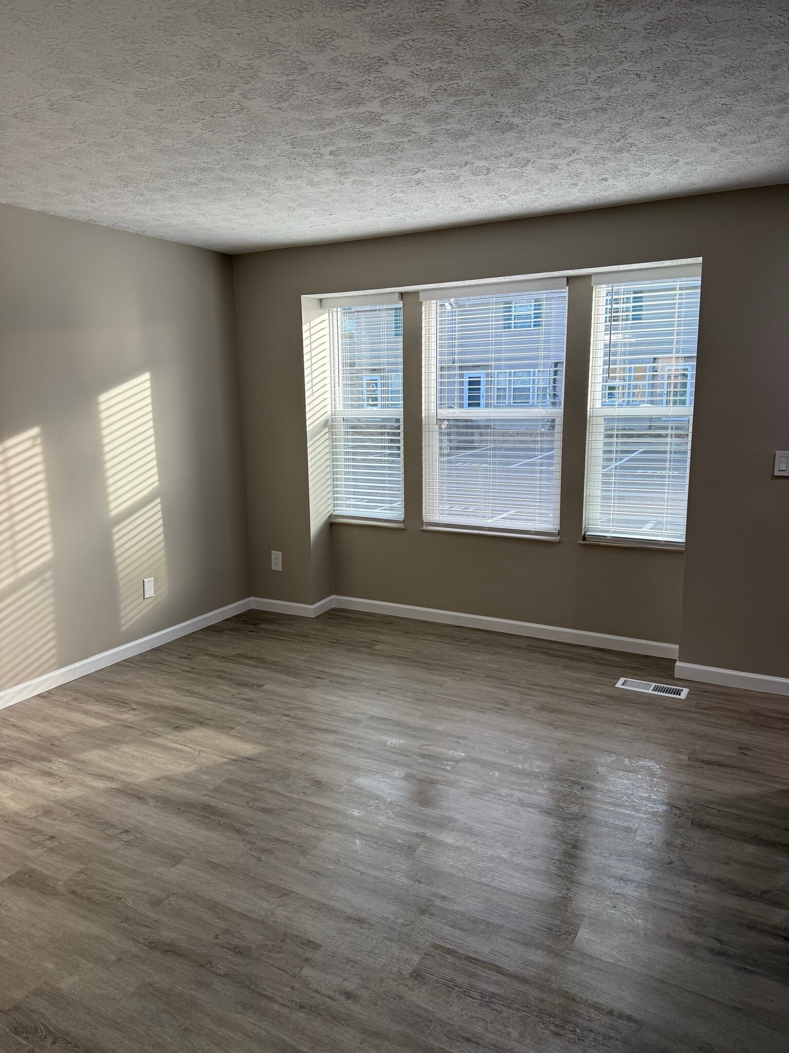 Building Photo - 7806 Barkwood Dr