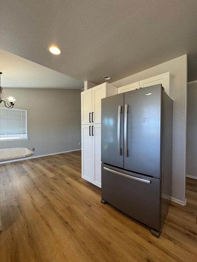 Building Photo - Spacious & Modern 3-Bedroom Home for Lease...