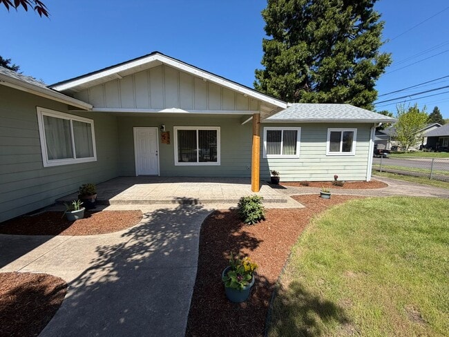 Building Photo - Beautiful 2 Bedroom on a Large Corner Lot!