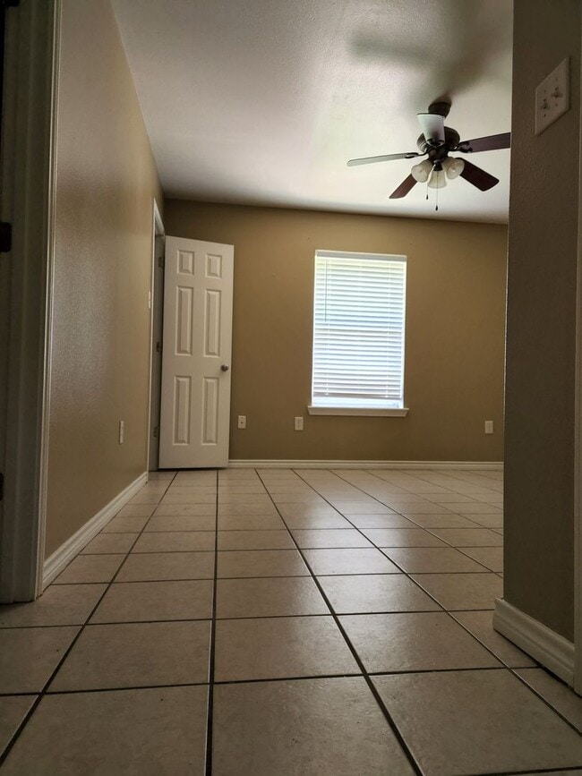 Building Photo - 3 bedroom 2 bath brick home