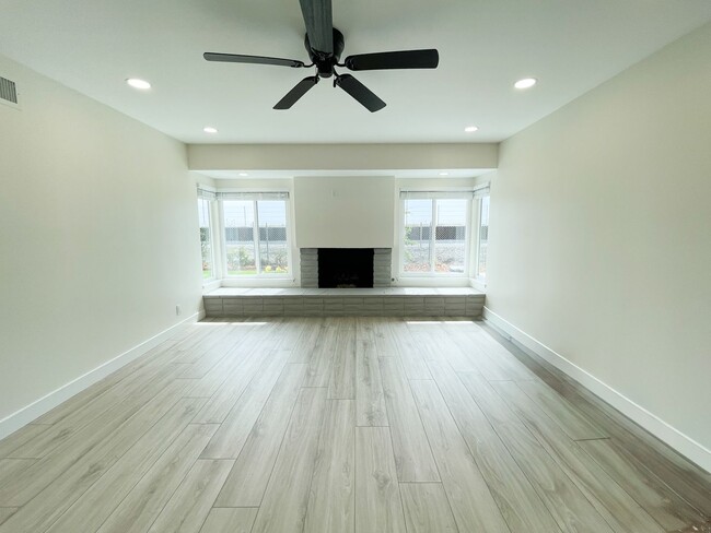 Building Photo - 3 bedroom 2 bath home in desired neighborhood