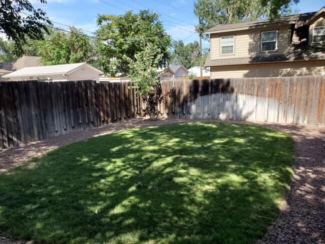 Building Photo - 607 Floral Ave