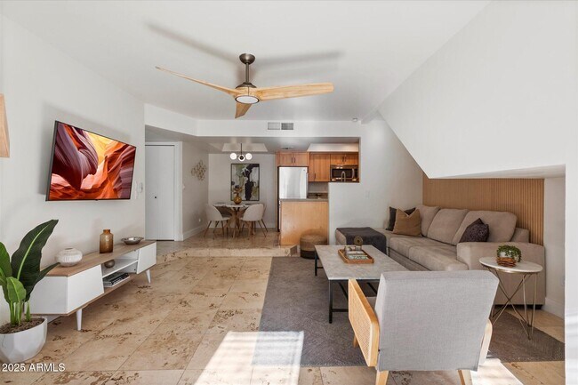 Building Photo - 1820 E Morten Ave