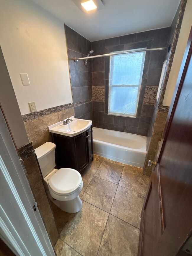 Building Photo - 2918 N Girard Ave