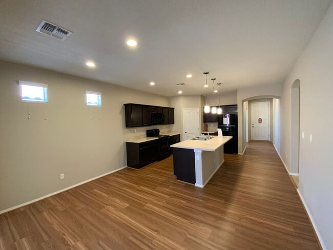 Building Photo - 3 Bedroom Single Story Home in Loma Colora...