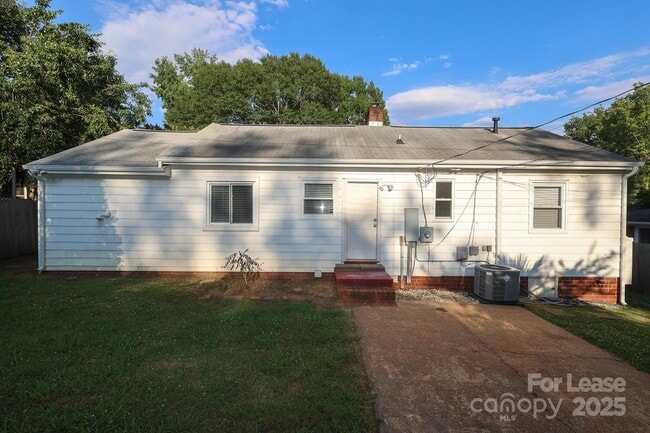 Building Photo - 5310 Buckingham Dr