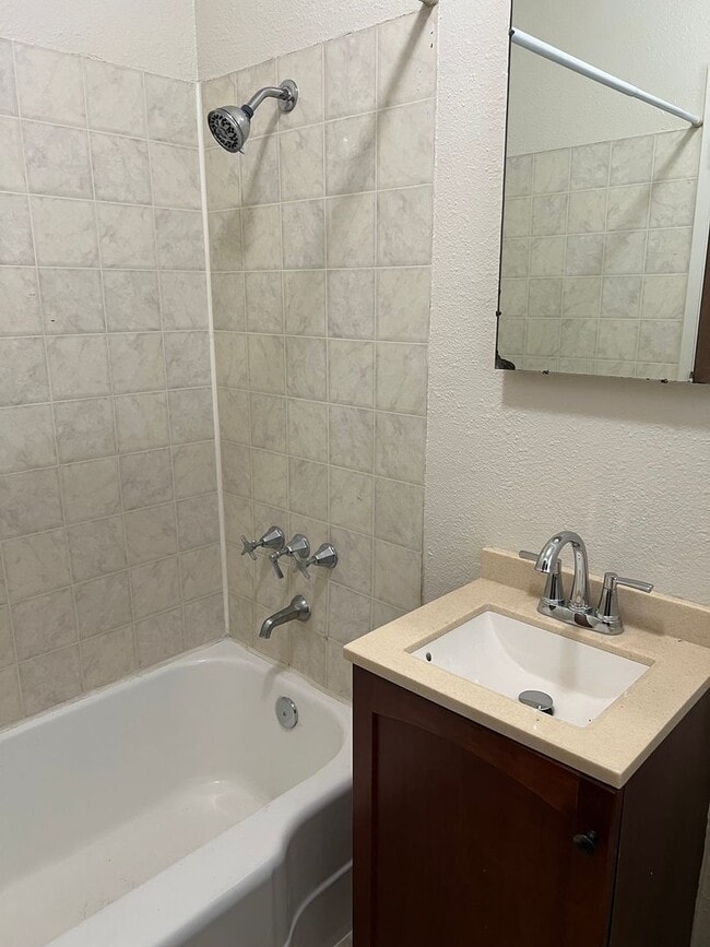 Building Photo - ONE BEDROOM APT W/ GARAGE!