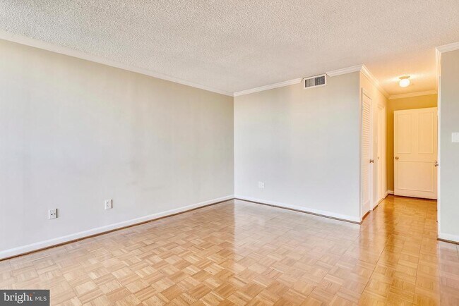 Building Photo - 1101 S Arlington Ridge Rd