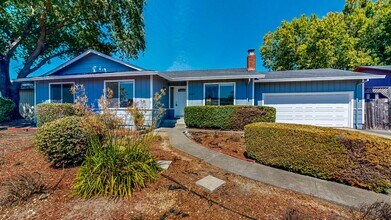 Building Photo - 4 Bedroom 2 Full Bathroom Single Family Ho...