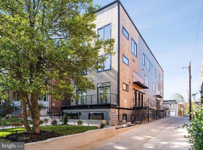 Building Photo - 1307 Longfellow St NW