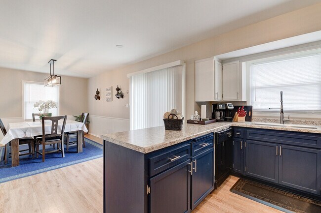 Building Photo - 2421 Saratoga Rd