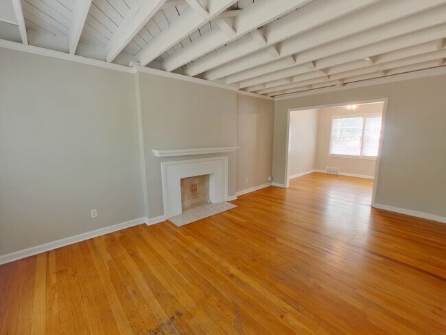 Building Photo - 449 Harding St