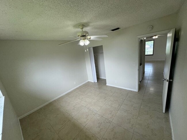 Building Photo - 1181 W River Dr