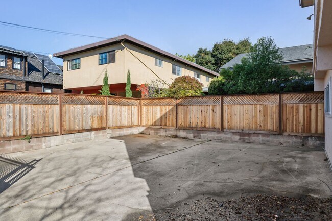 Building Photo - 2727 McGee Ave