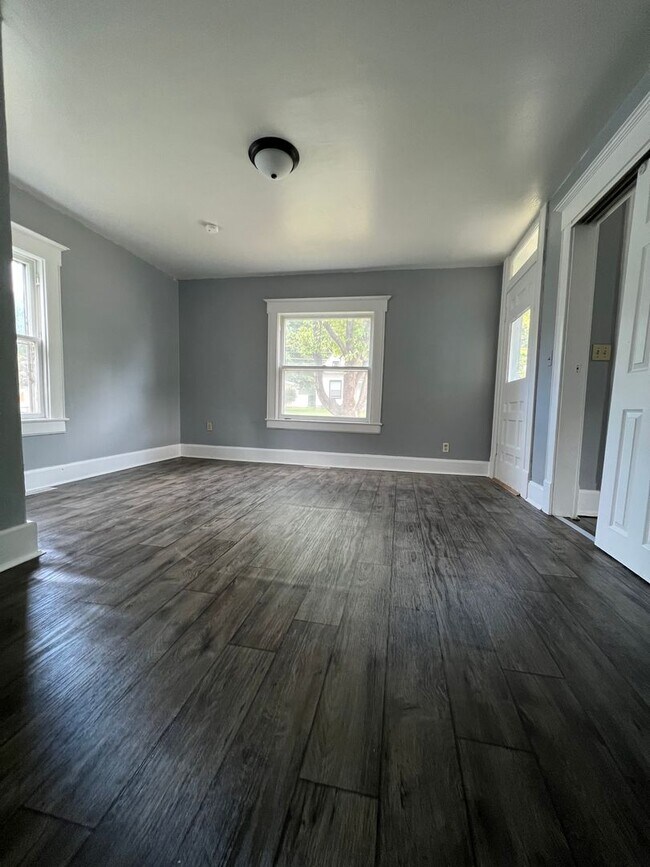 Building Photo - Available Now 4 Bedroom, 2 Full Bath Home