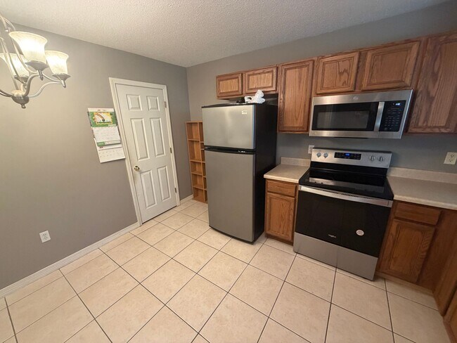 Building Photo - Updated Duplex In the heart of Niceville!