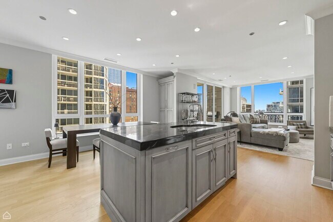 Building Photo - 10 E Delaware Pl