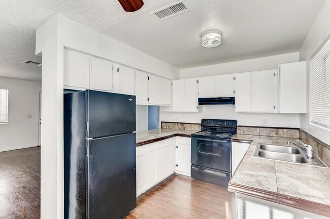 Building Photo - Redone STUNNING 1st floor Apartment!