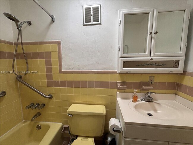 Building Photo - 441 Collins Ave