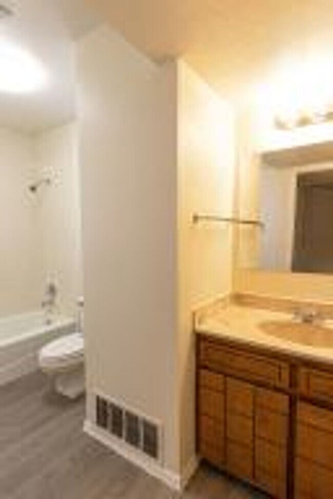 Building Photo - Cozy 3 Bedroom 2 Bath