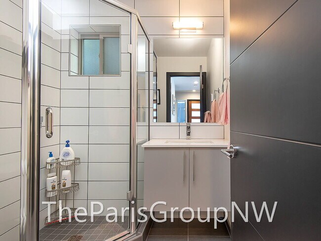 Building Photo - Stunning Mod 3BR+Den, 3.5BA Townhome * XL Roof Deck *A/C ++