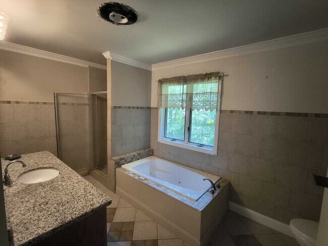 Building Photo - 421 E Hyerdale Dr