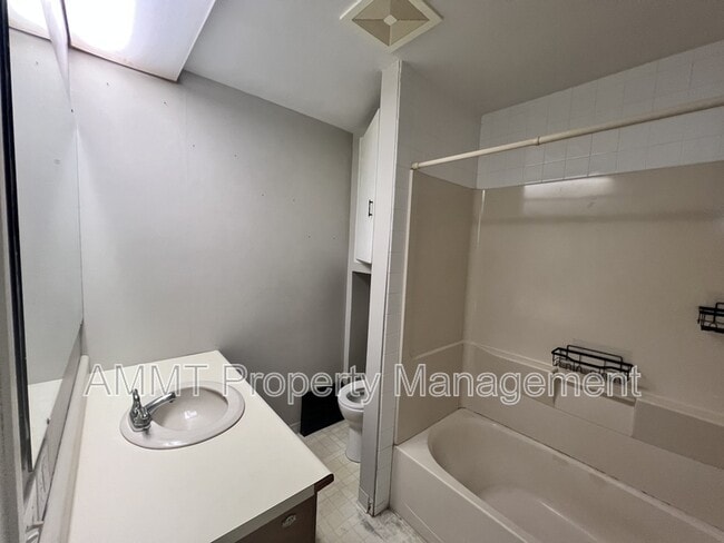 Building Photo - 2507 B Ave NE