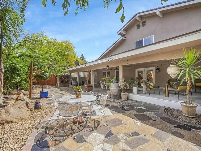 Building Photo - Beautifully Updated North Fresno 3/3