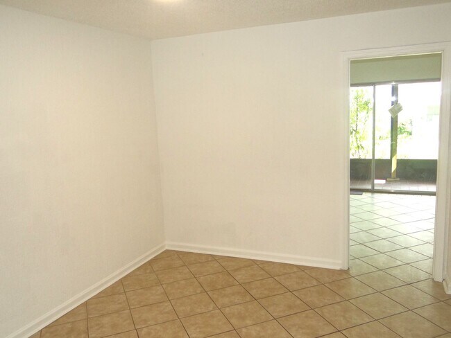 Building Photo - 1/1 condo in the heart of Clearwater - Mov...