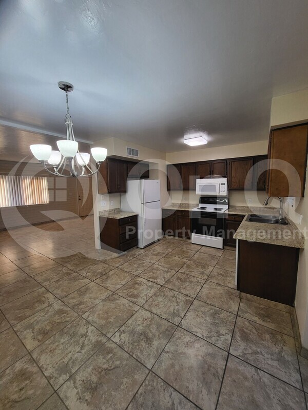 Building Photo - 905 S La Bellota