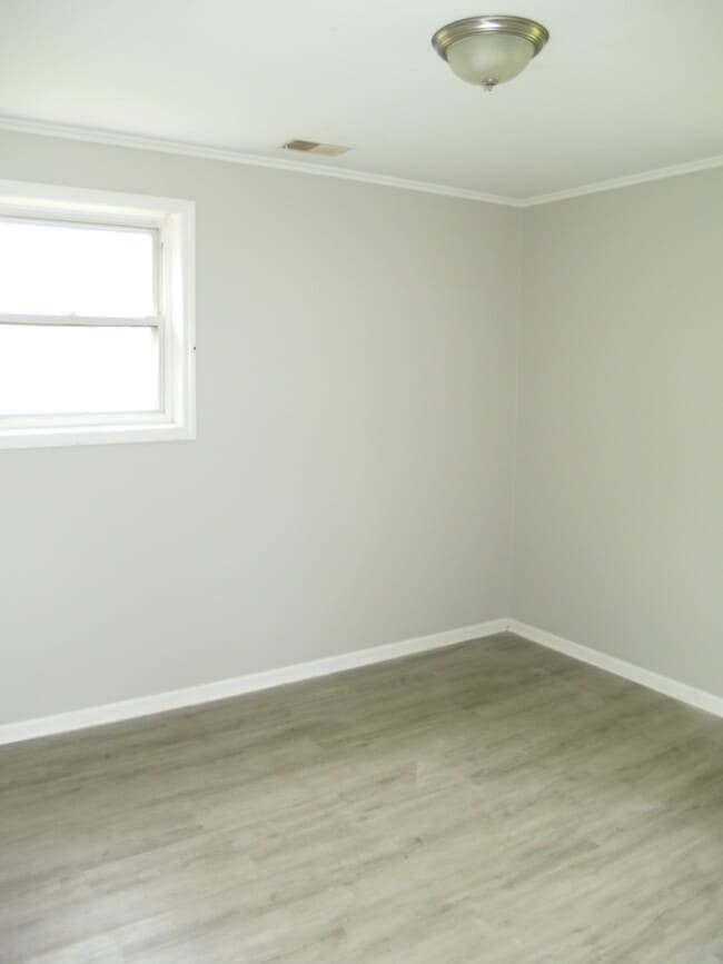 Building Photo - 17 Oak Ln