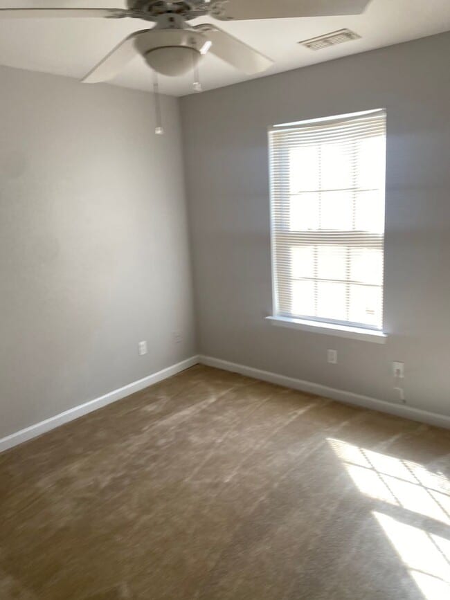 Building Photo - Beautiful 3 Bedroom 3 Bath