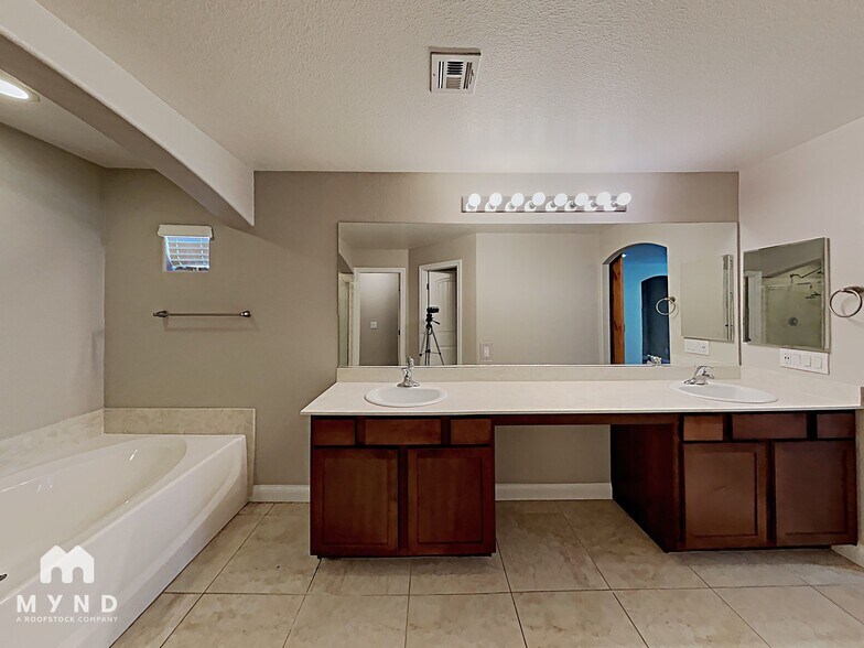 Building Photo - 6982 Castle Mountain Ave