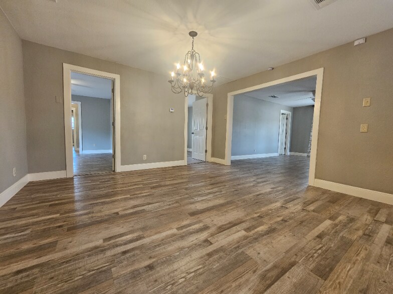 Building Photo - 513 S La Grange St