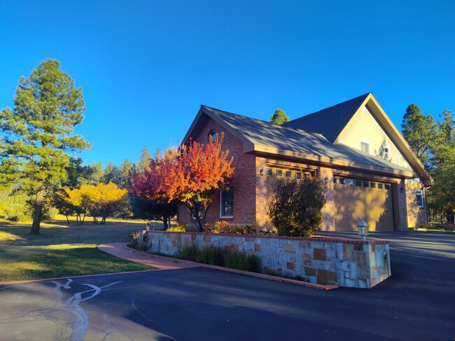 Building Photo - Stunning Executive Home in Timber Ridge!