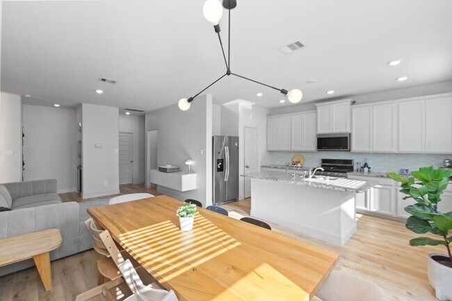 Building Photo - 5426 Oriente Ln