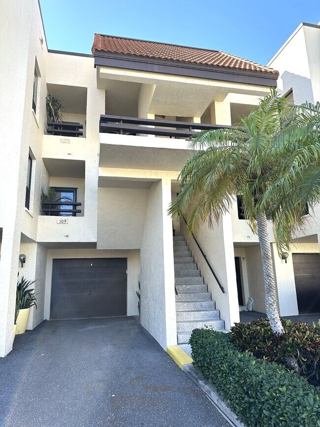 Building Photo - Gorgeous Updated Tierra Verde Annual Unfurnished Waterfront Condo 2/2 w/Garage