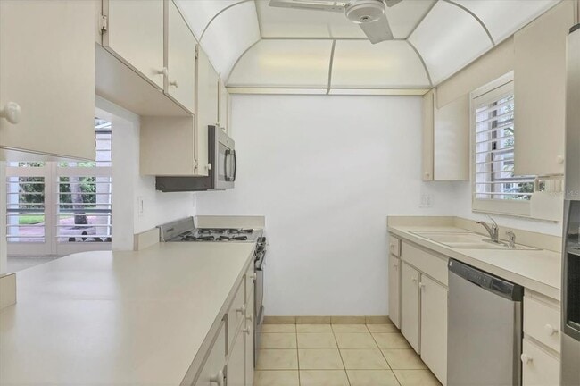 Building Photo - 5051 Village Garden Dr