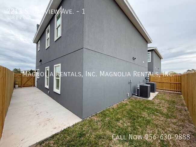 Building Photo - 2213 S Oakview Dr