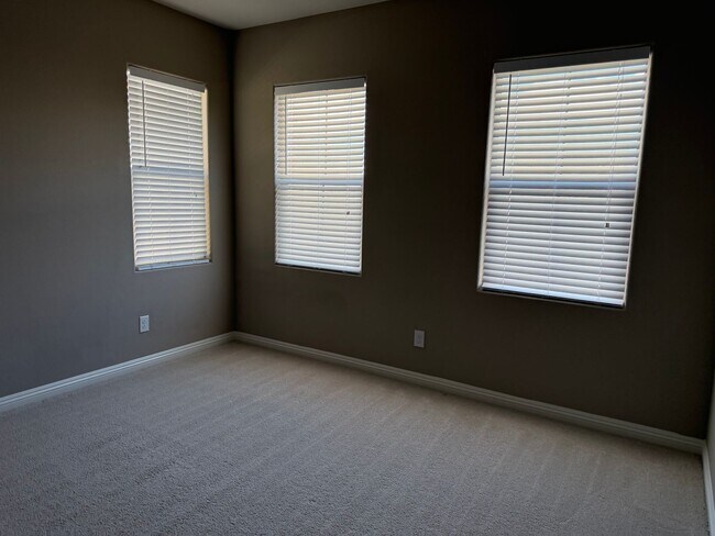 Building Photo - 4bedroom 3 bath 3 car garage