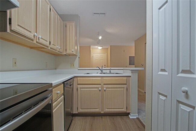 Building Photo - 1930 Summer Club Dr